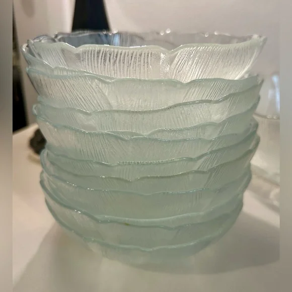 4 Arcoroc Fleur bowls/dishes. 5.75” - Picture 10 of 16